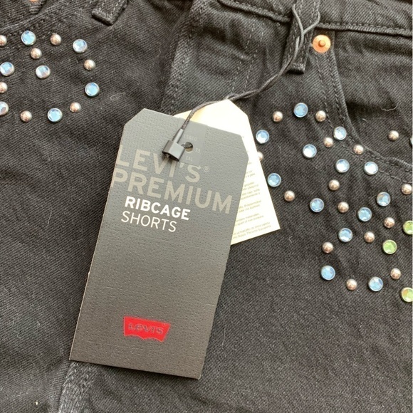 Levi’s Ribcage Shorts - Picture 5 of 10